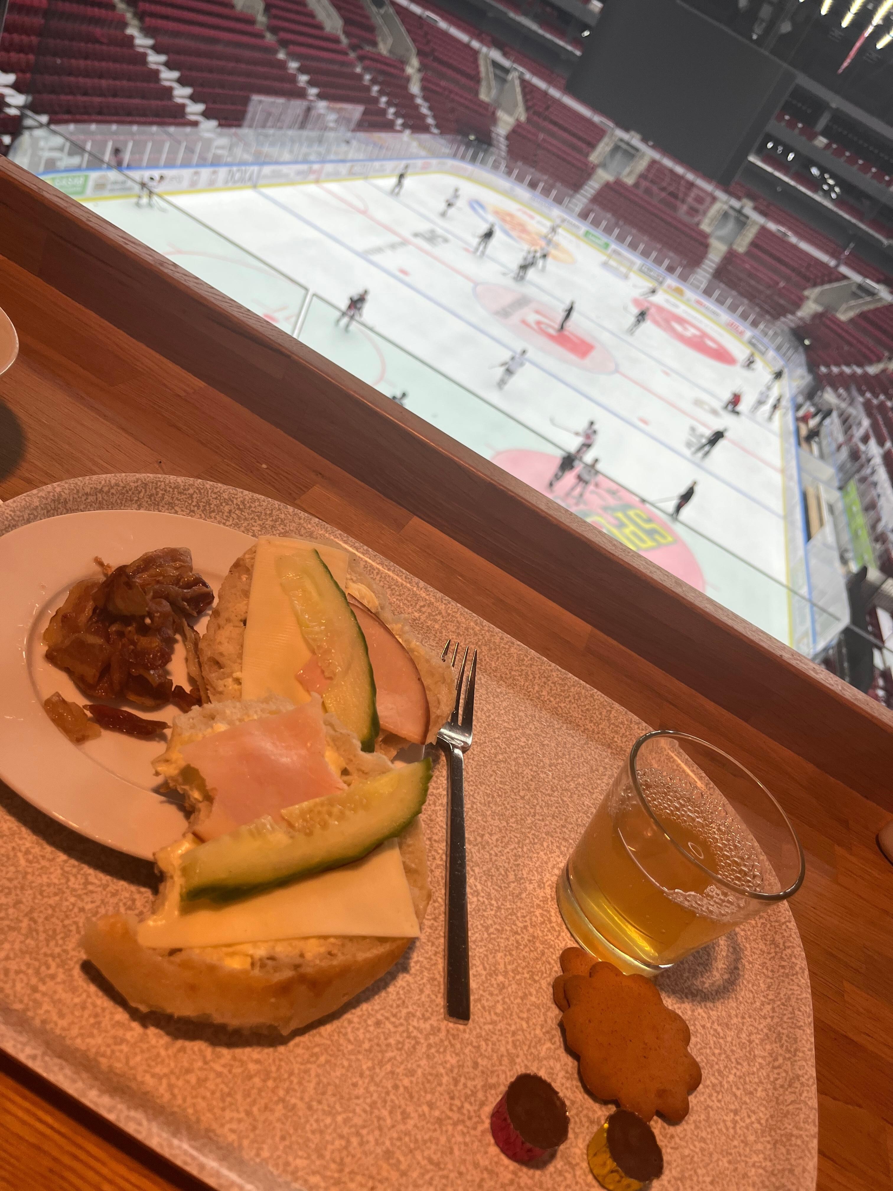 Fick möjlighet att se Malmö Redhawks träna när manår frukost