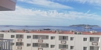 Apartamentos, el mar y Formentera de fondo