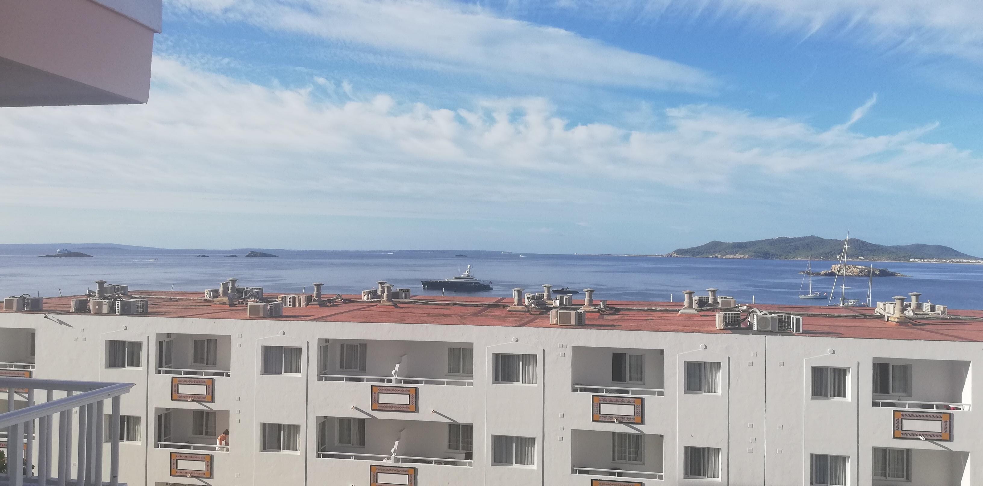 Apartamentos, el mar y Formentera de fondo