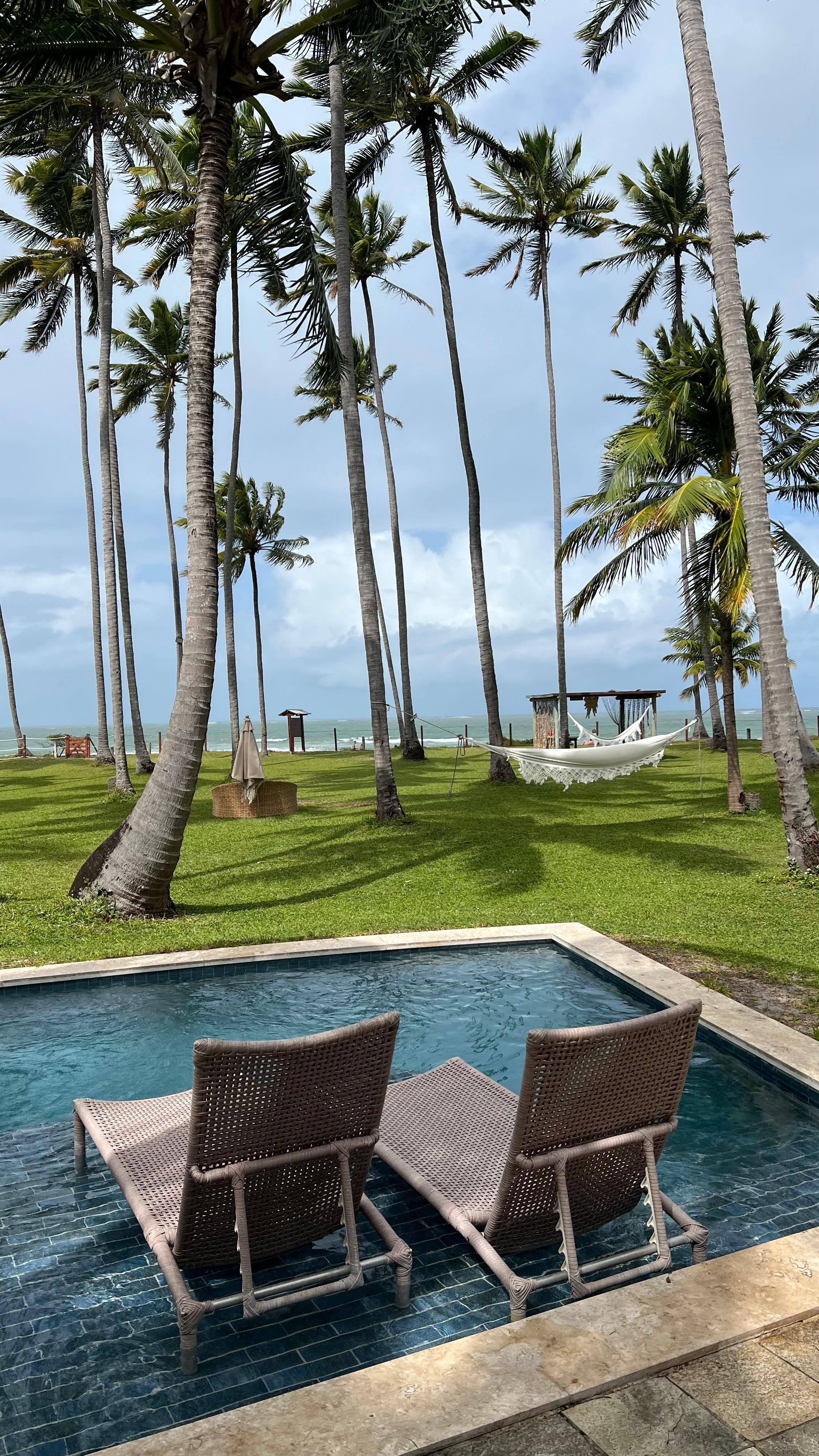 Vista da piscina e do mar