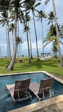 Vista da piscina e do mar