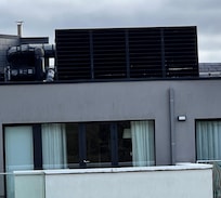 Riesiger Klimagenerator auf dem Zimmerdach