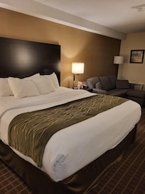 Clean and so comfortable.  Quiet so I had a restful sleep.