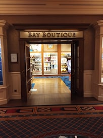 Une boutique où l'on peut récupérer les achats dans le parc.