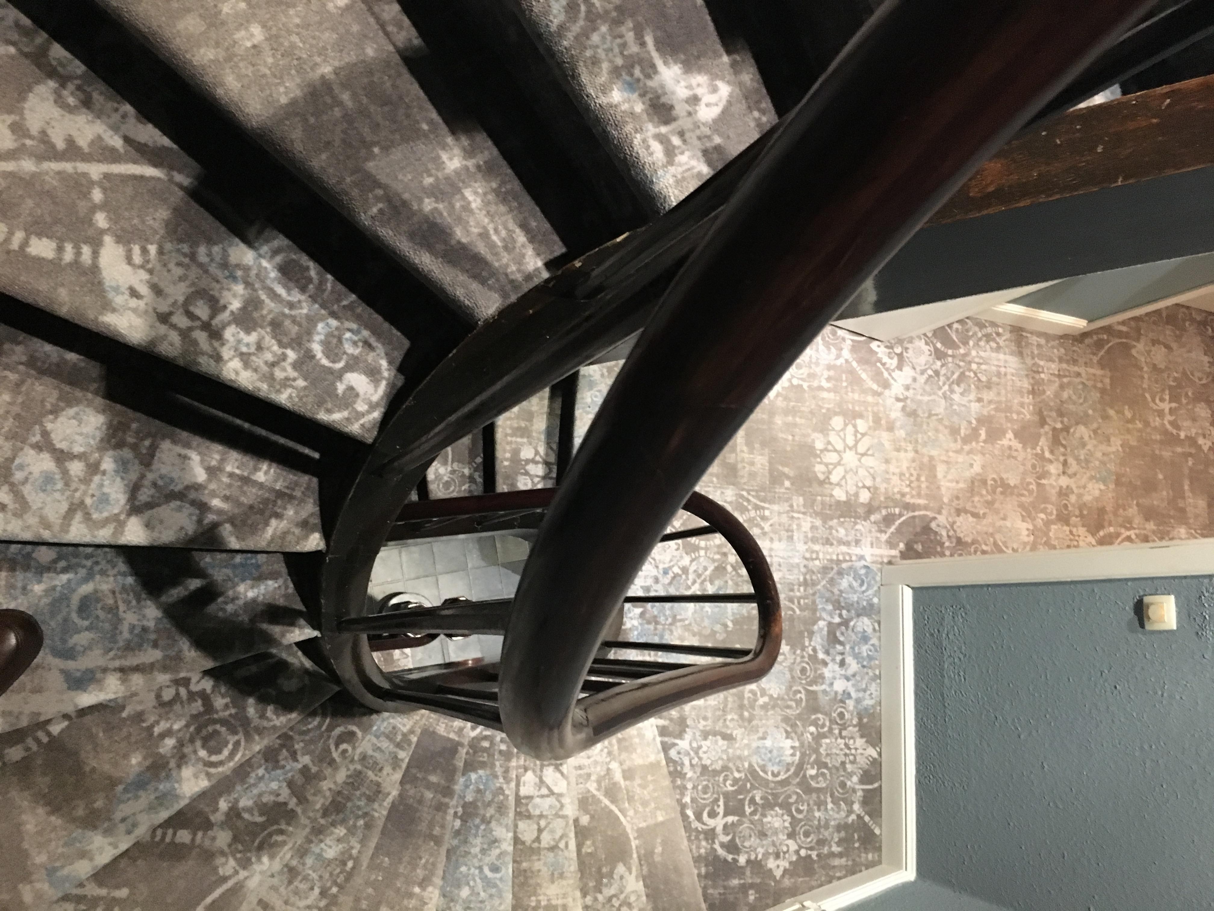 エレベーターはゆっくりなので螺旋階段