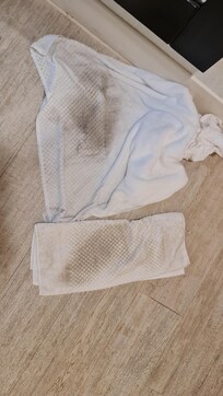 Nur mal kurz gewischt, weil beim Duschen Wasser auf die Fliessen tropfte