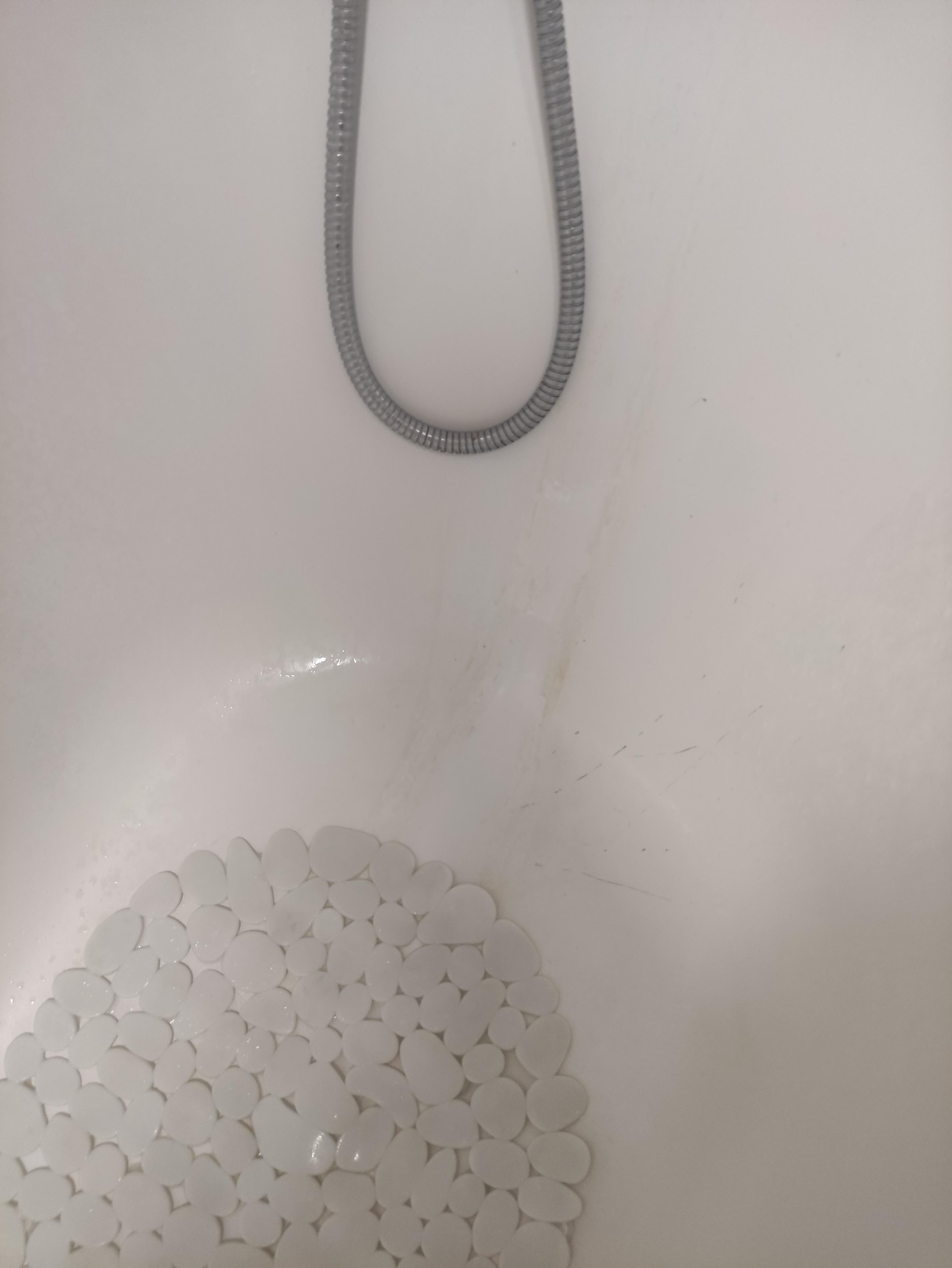 Vasca da bagno lurida e impraticabile