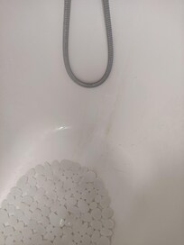 Vasca da bagno lurida e impraticabile