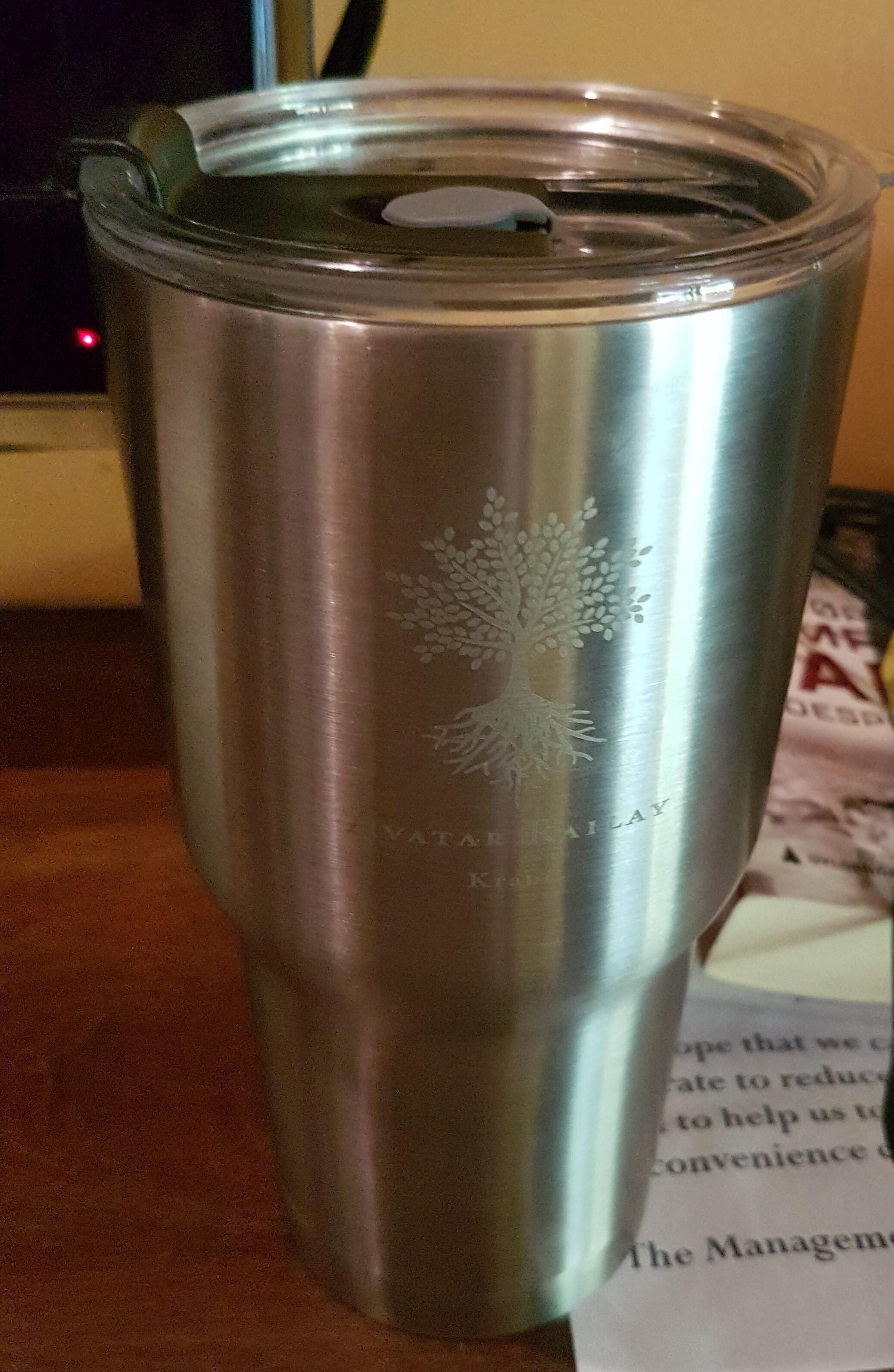 Det var to store termo-kopper på rommet.