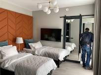 La TV est bizarrement placée mais on ne l’a pas utilisée.