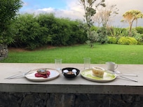 Room service. DĂźner sur retrace personnelle de la villa jardin.