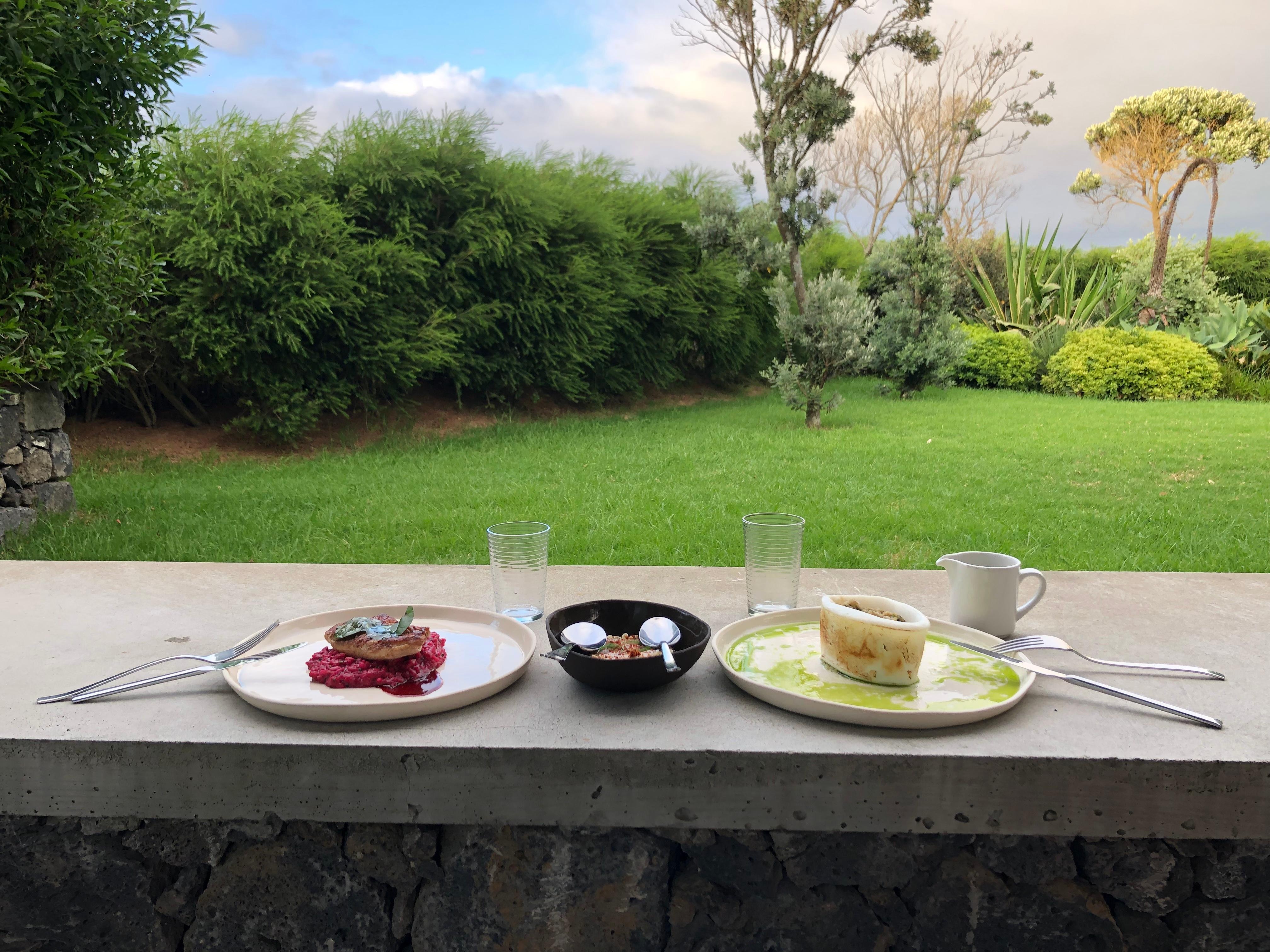Room service. DĂźner sur retrace personnelle de la villa jardin.