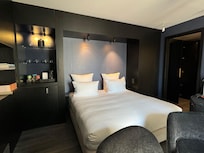 Black wall bedroom