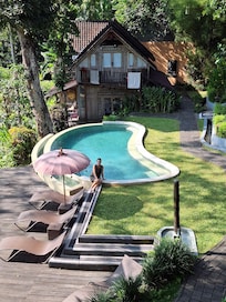 A view over the pool.