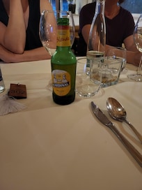 Das verkauft man für 7 Franken und man darf dem Kunden noch ins Gesicht sagen das sei sowie so kein gutes Bier, das würde man nicht drinken. Wo man sagte das man das ja im Denner ein 10 Pack für 12 Franken kriegt hat er nicht mal eine Antwort.