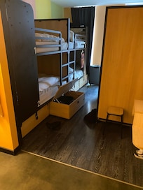 Sechs-Bett-Zimmer