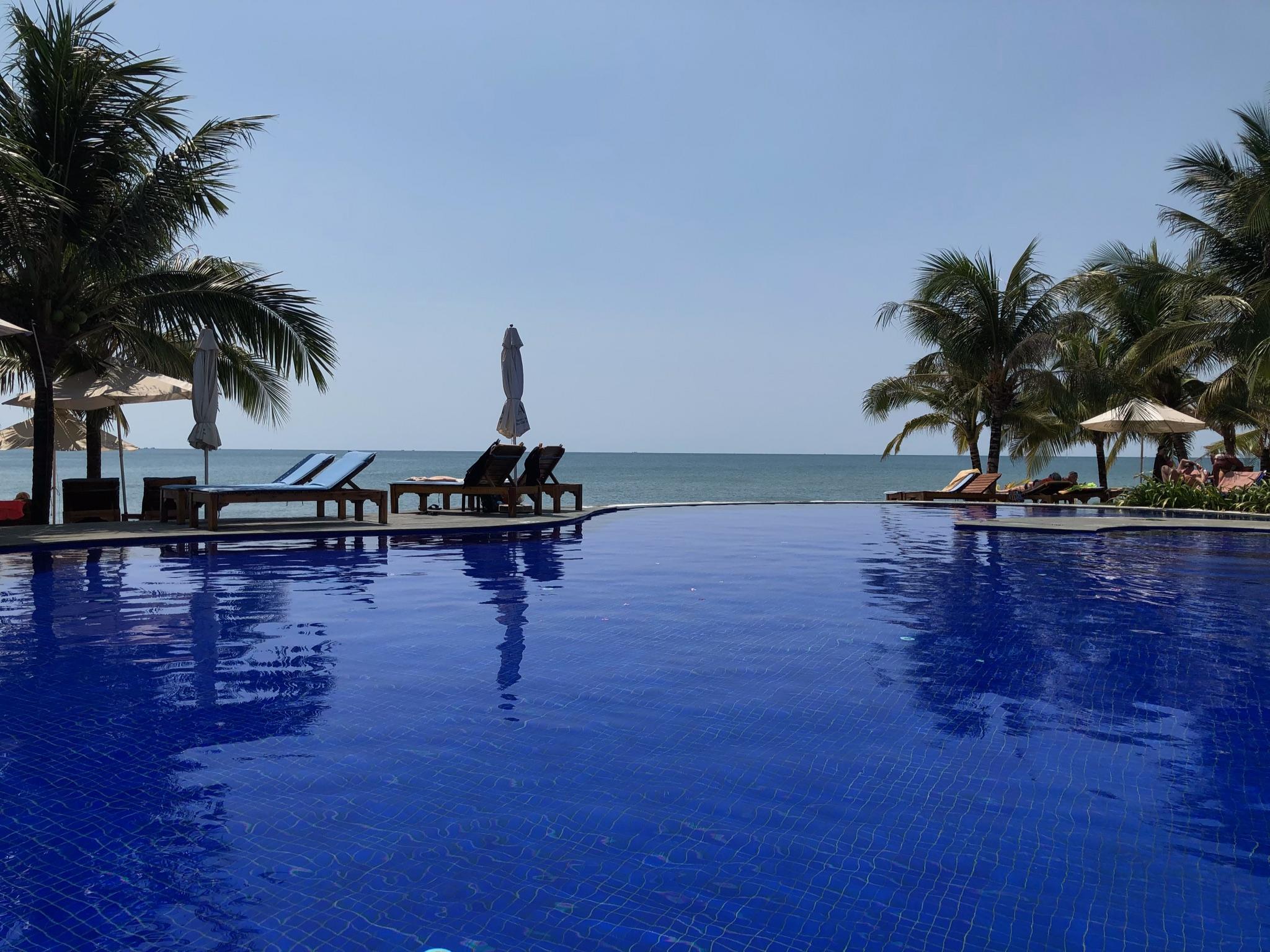 Piscine vue sur la mer