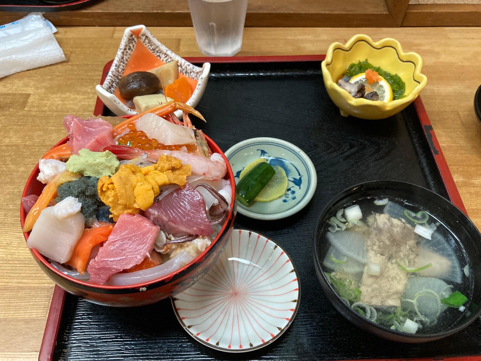 近所の店で頂いた北三陸丼です。