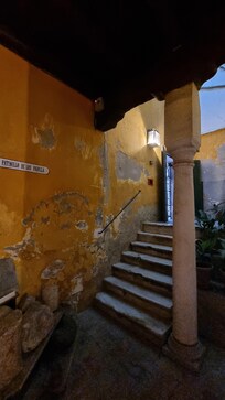 Um dos acessos ao quarto.