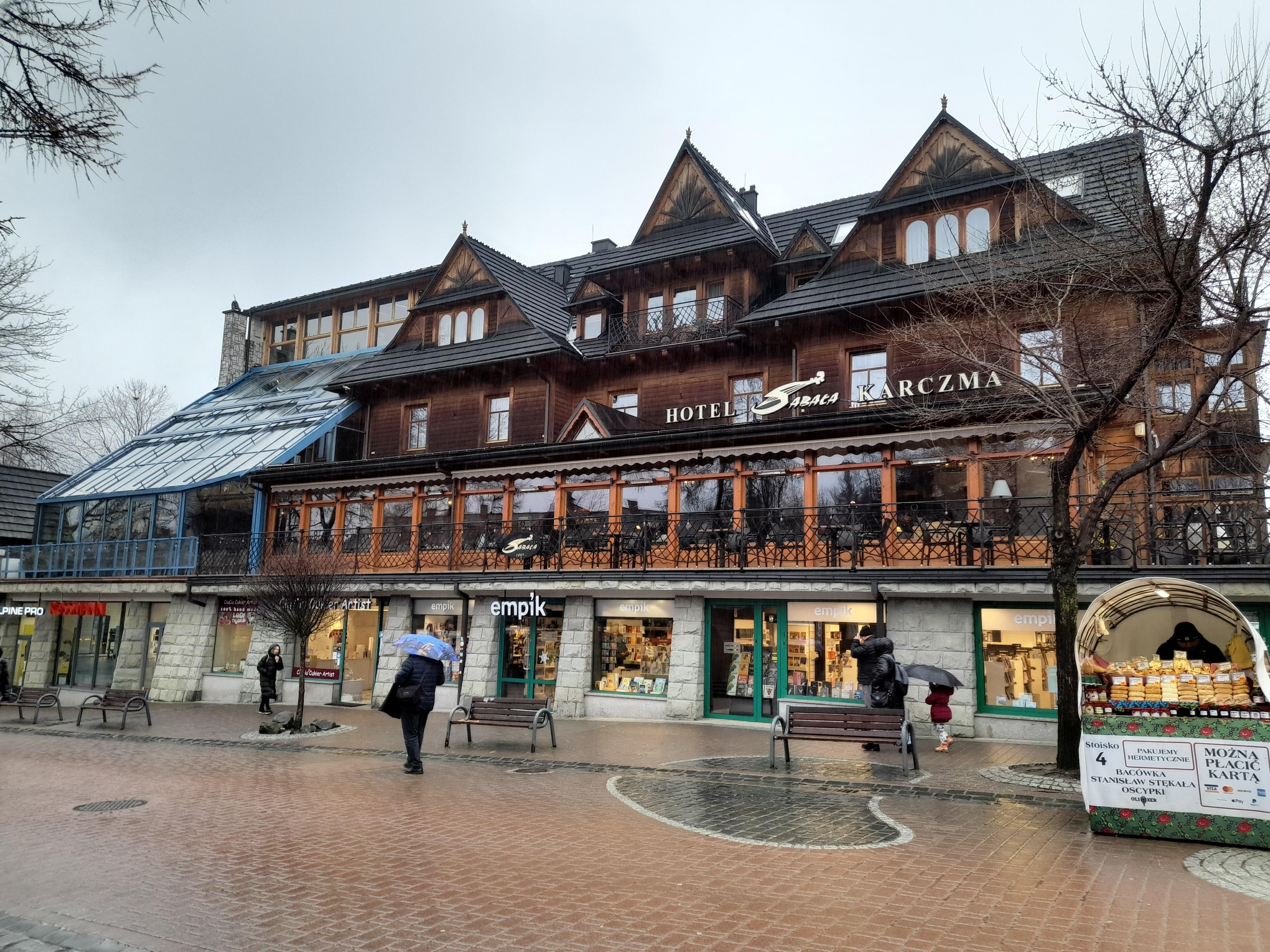 Hotel vu de la rue piétonne