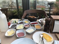 Petit déjeuner copieux et complet