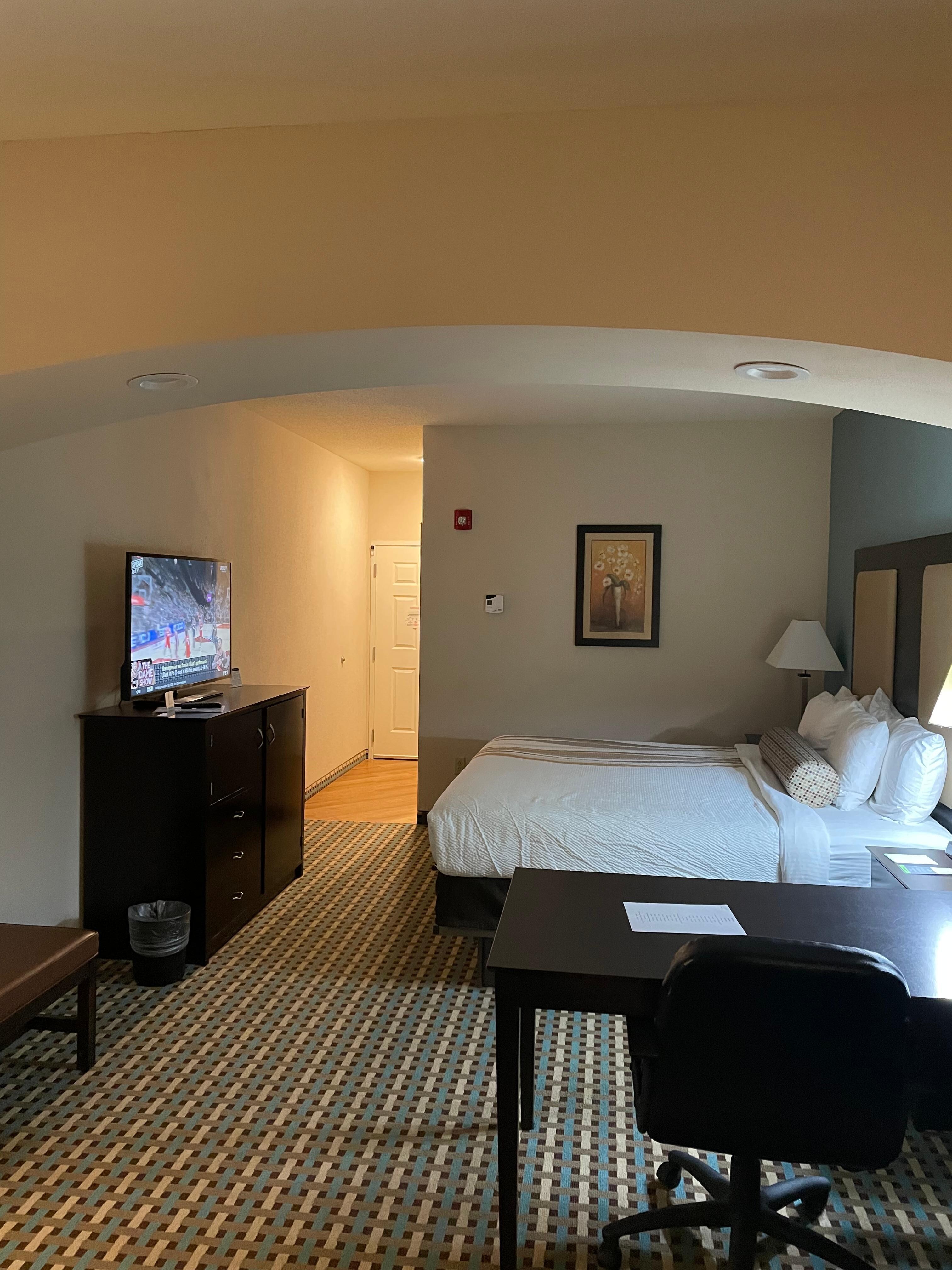 Nice size suite. Comfortable couch  and chairs. Plenty of light in the overhead arch above the room. Recessed lighting in the room.