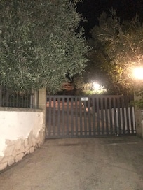 Siamo stati da 50 a 70 minuti fuori ad aspettare e chiamare al telefono,in una strada buia e isolata.