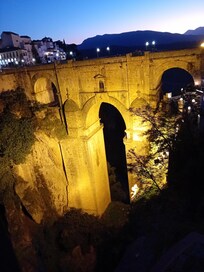 Vue le soir Ă travers les grilles du balcon