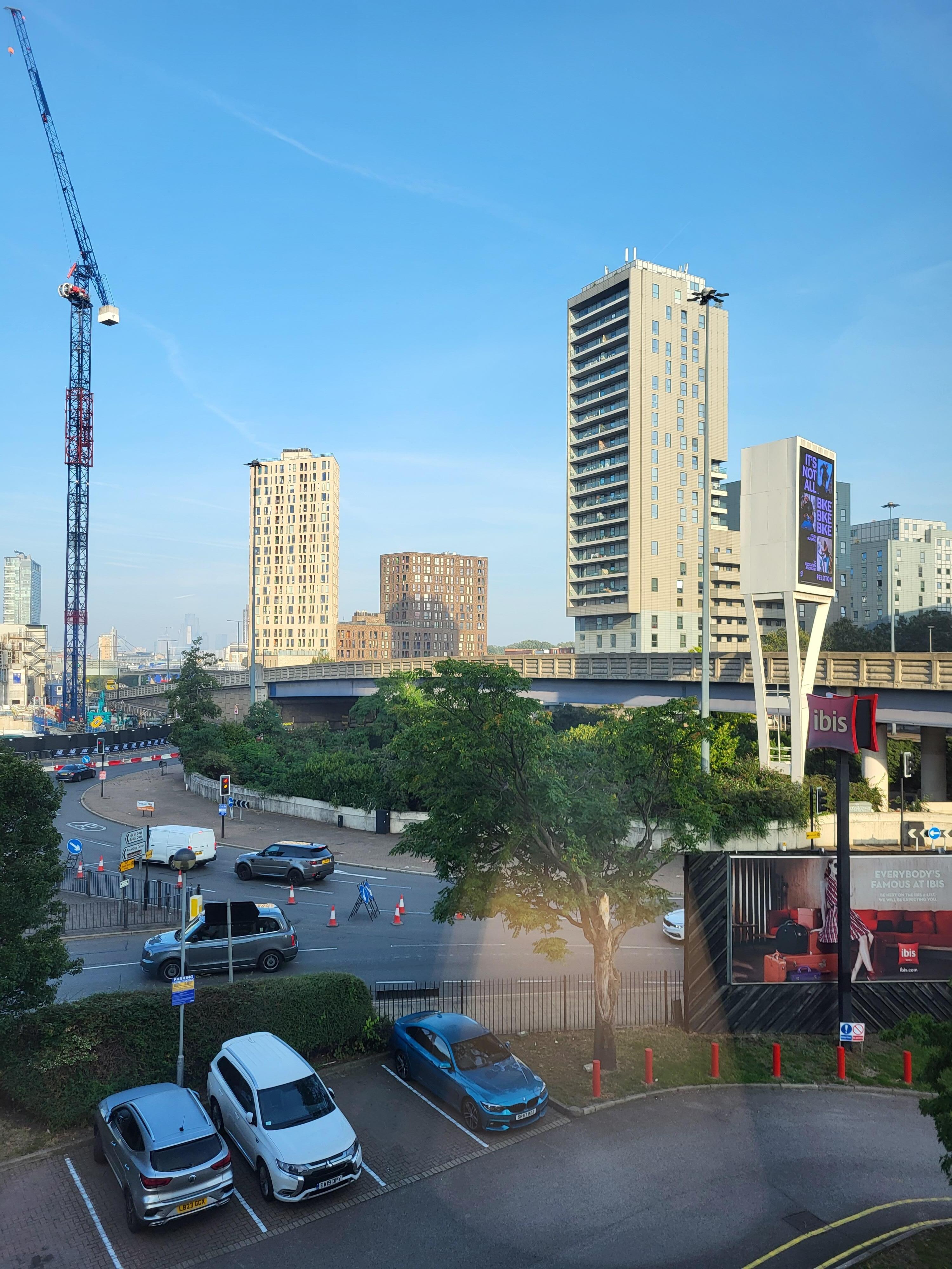 Näkymä hotellin ikkunasta Canary Wharfin suuntaan