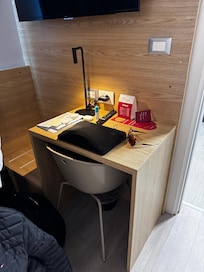 Schreibtisch sehr klein !!!