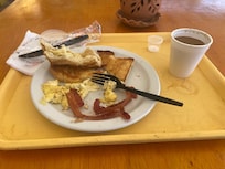 Super dirty tray serving bad breakfast.