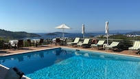 Pool mit Aussicht zur Stadt