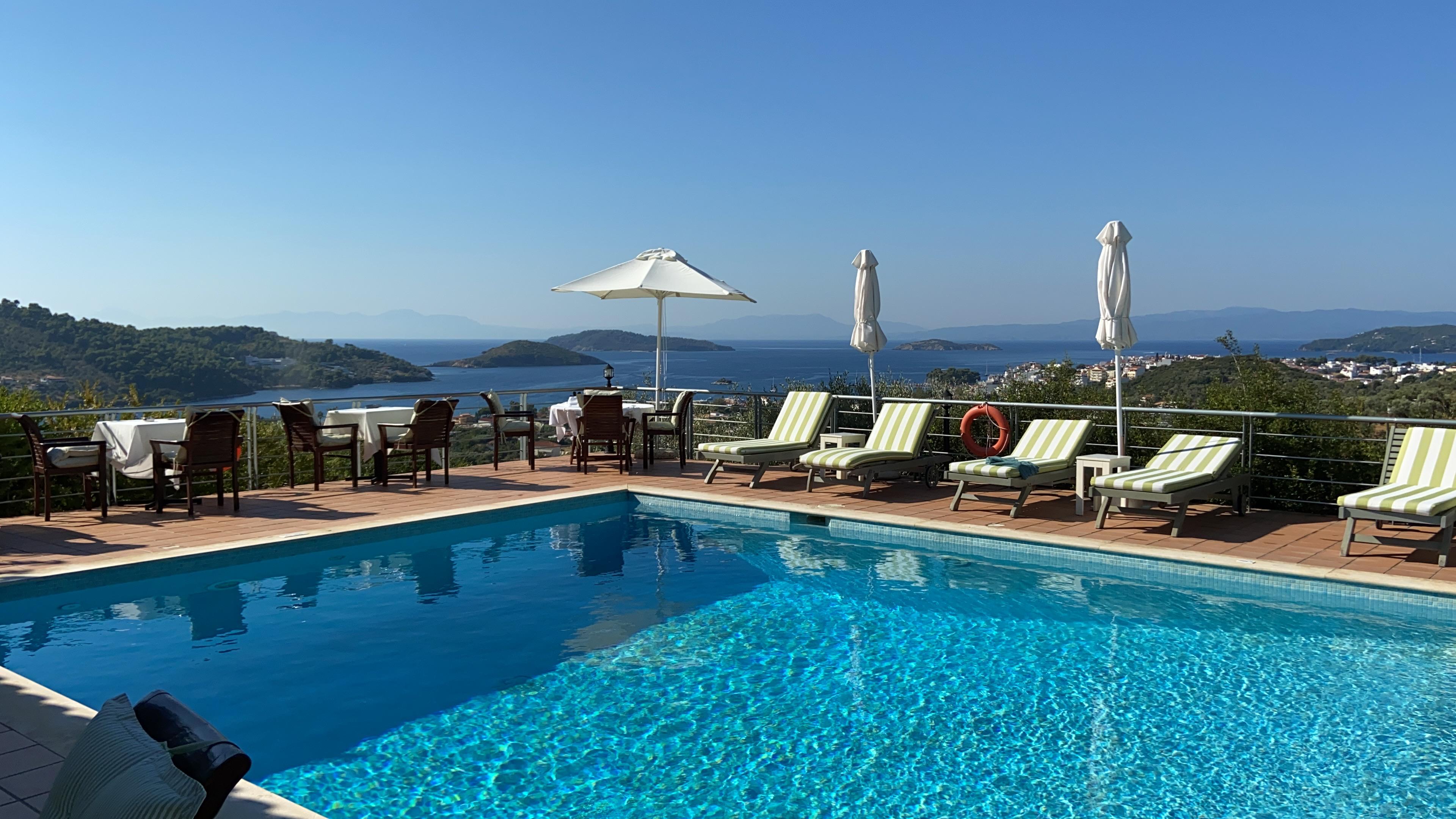 Pool mit Aussicht zur Stadt