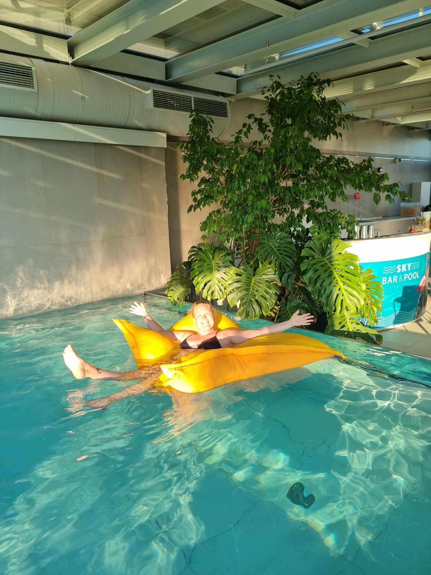 The pool on the top floor. Excellent 