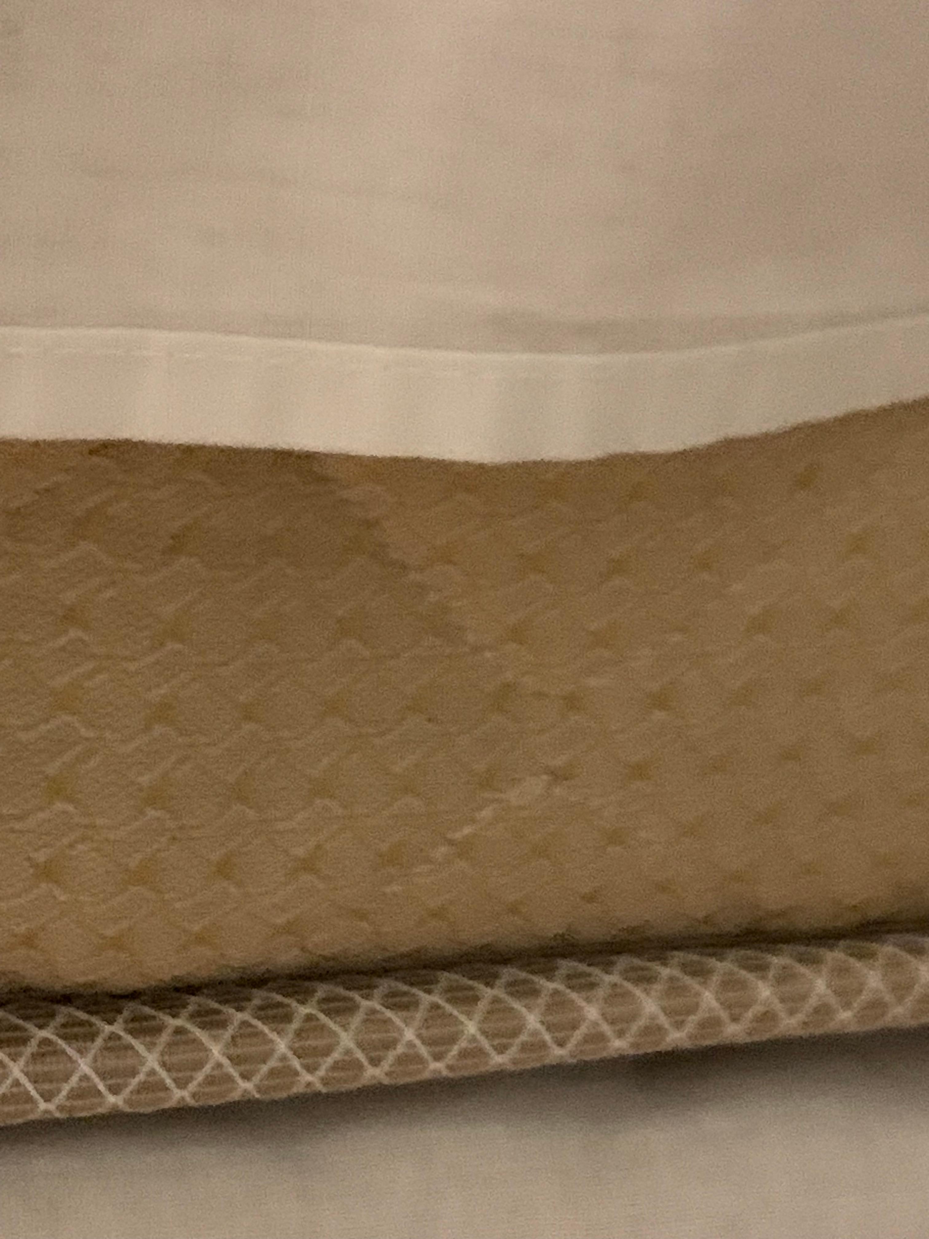 Ill-fitting bottom sheet which did not cover the disgusting mattress