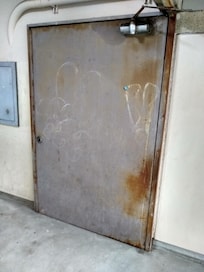 昭和3~40年代の団地がベースとなっており、落書きや吐いたガムの跡はそのままです。