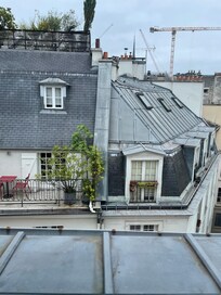 Udsigten til gaden fra værelset