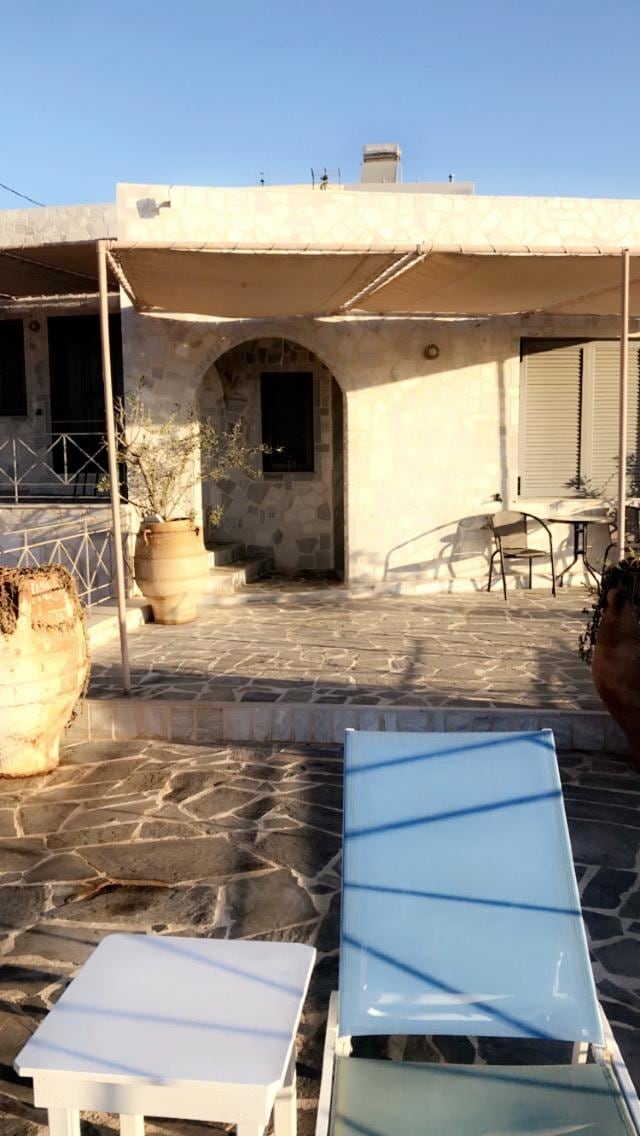 Un gîte cosy avec une vue sur les toits et la mer au loin