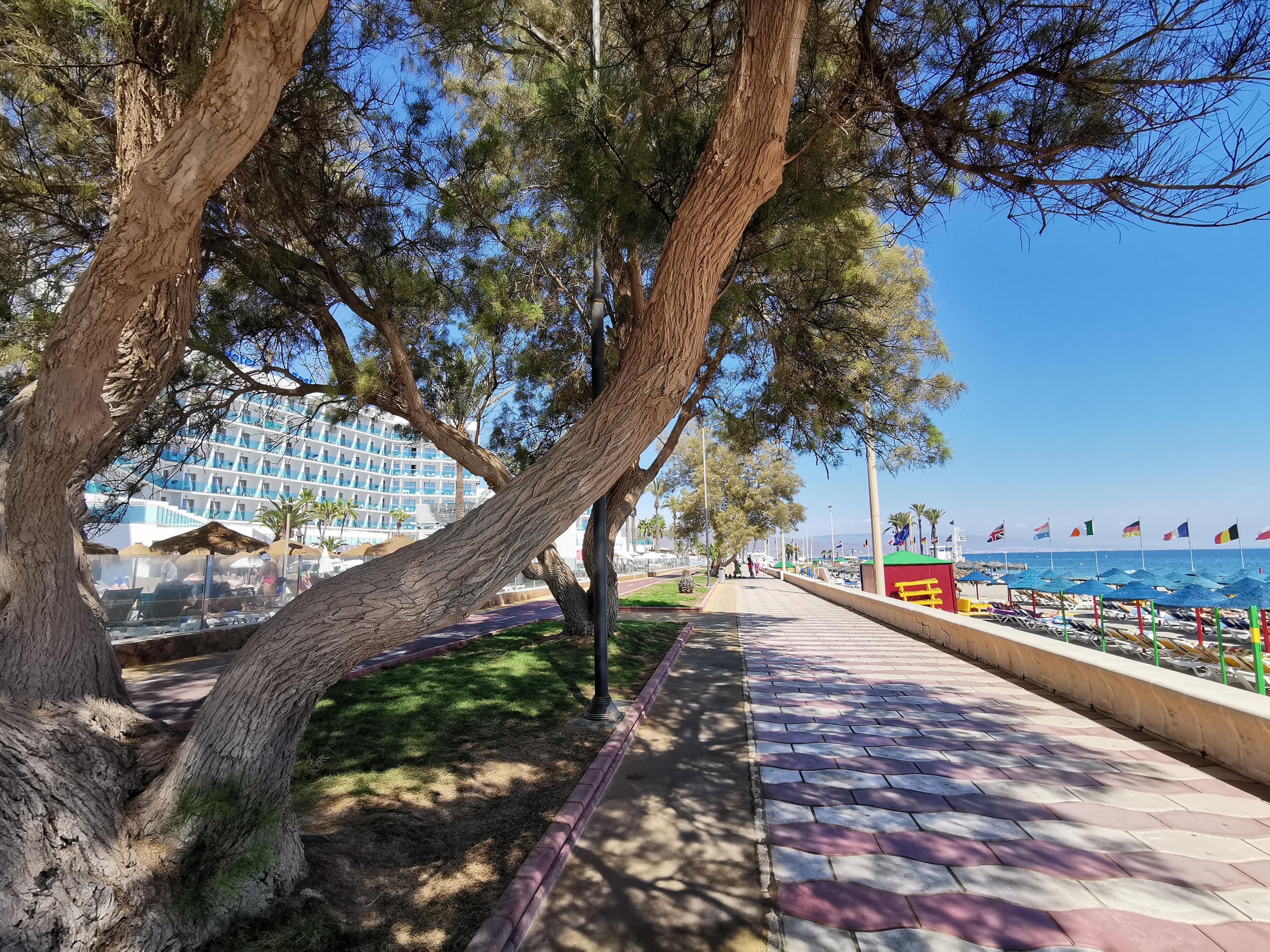 Promenade et plage juste à l'hôtel 