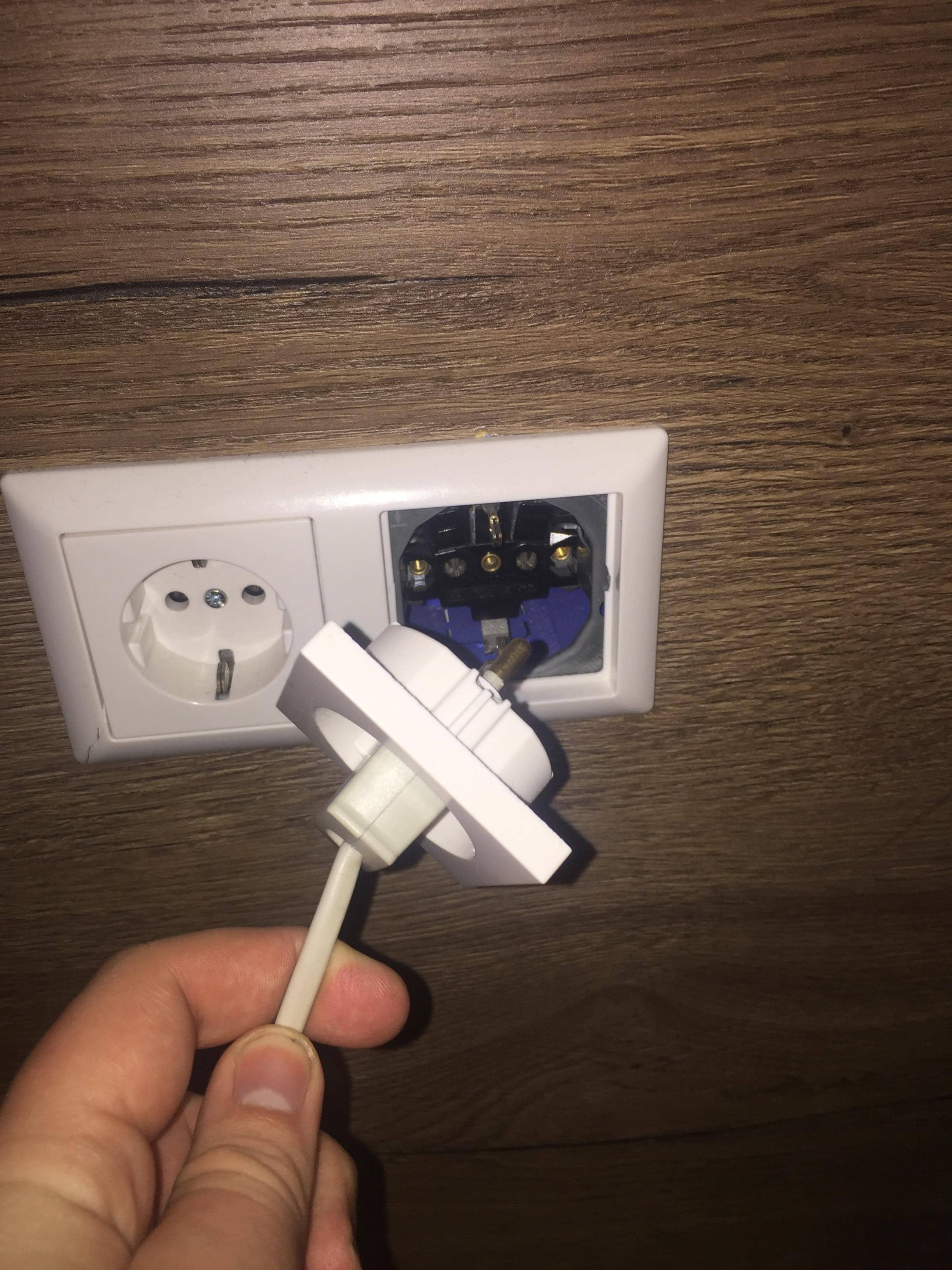 electrical plug came out when i tried to unplug my extension cord