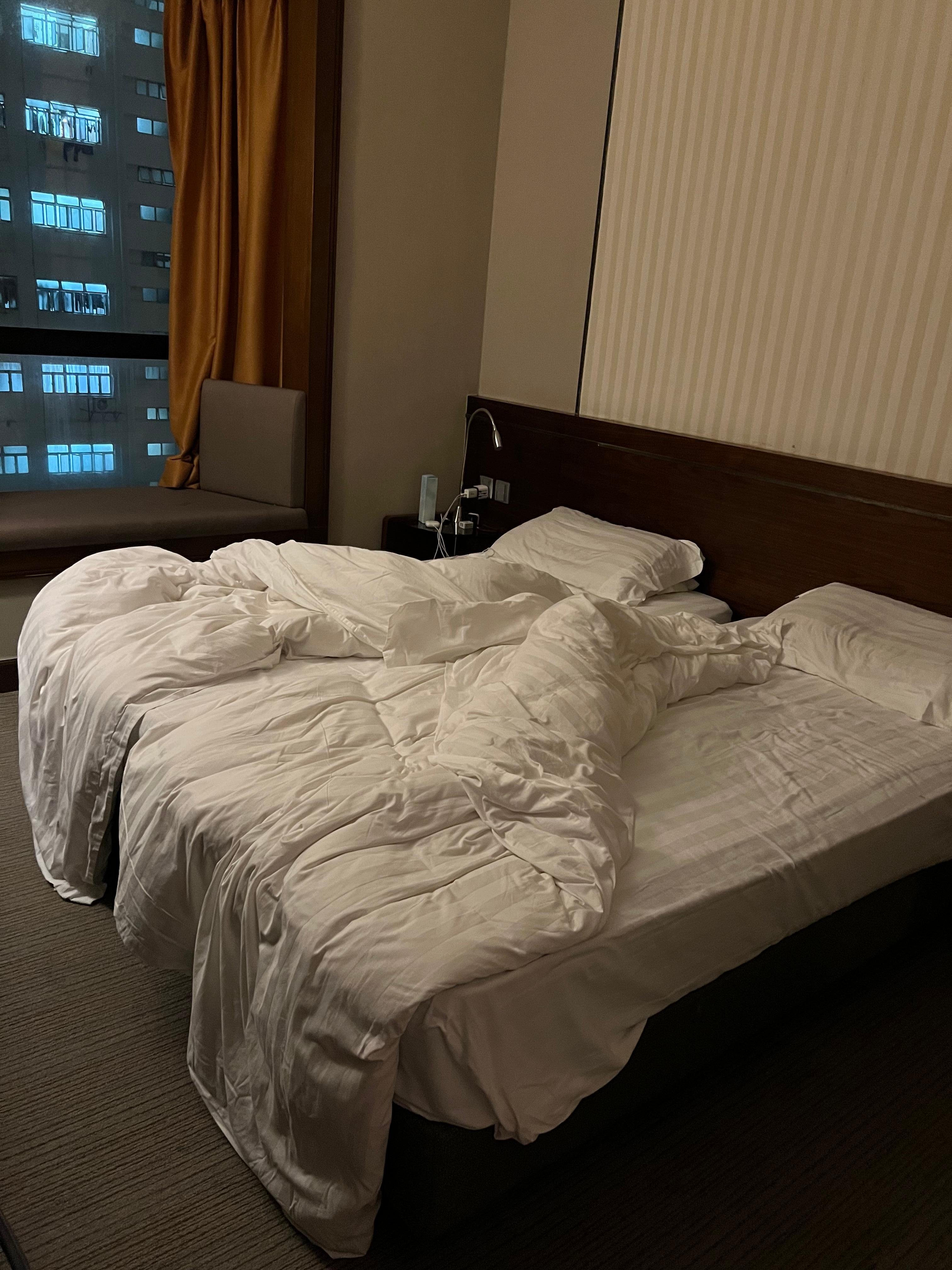 房間打掃的人把小費拿了，但竟然沒整理床鋪，打電話去反應還把電話切斷，再打得到的回覆說三天才會換一次床單，但至少整理一下吧