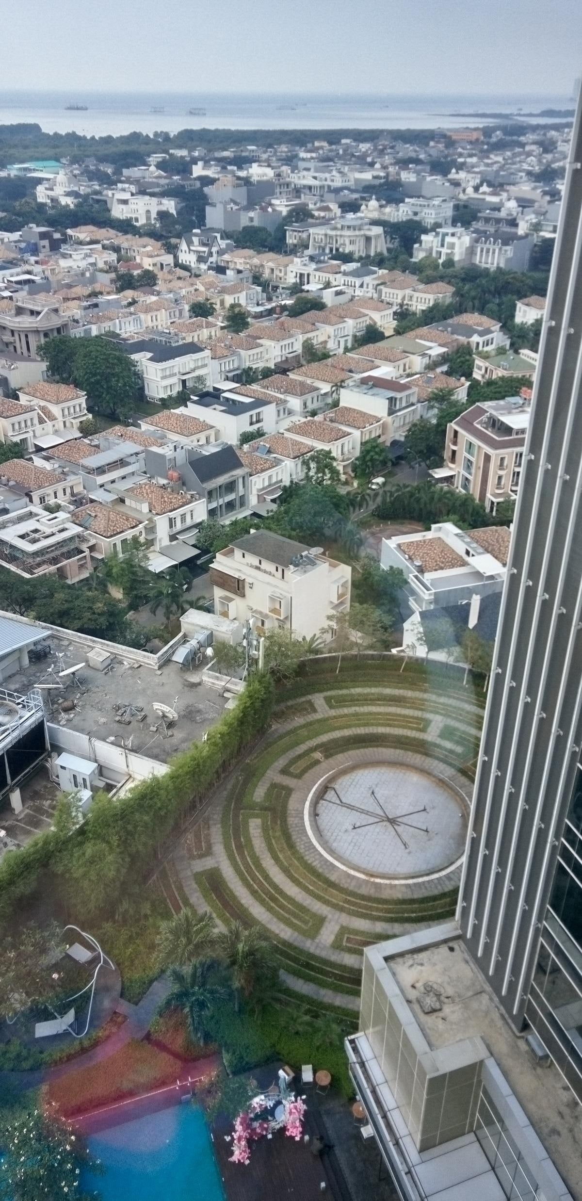 19階の 部屋からホテルのプールなどを見下ろす