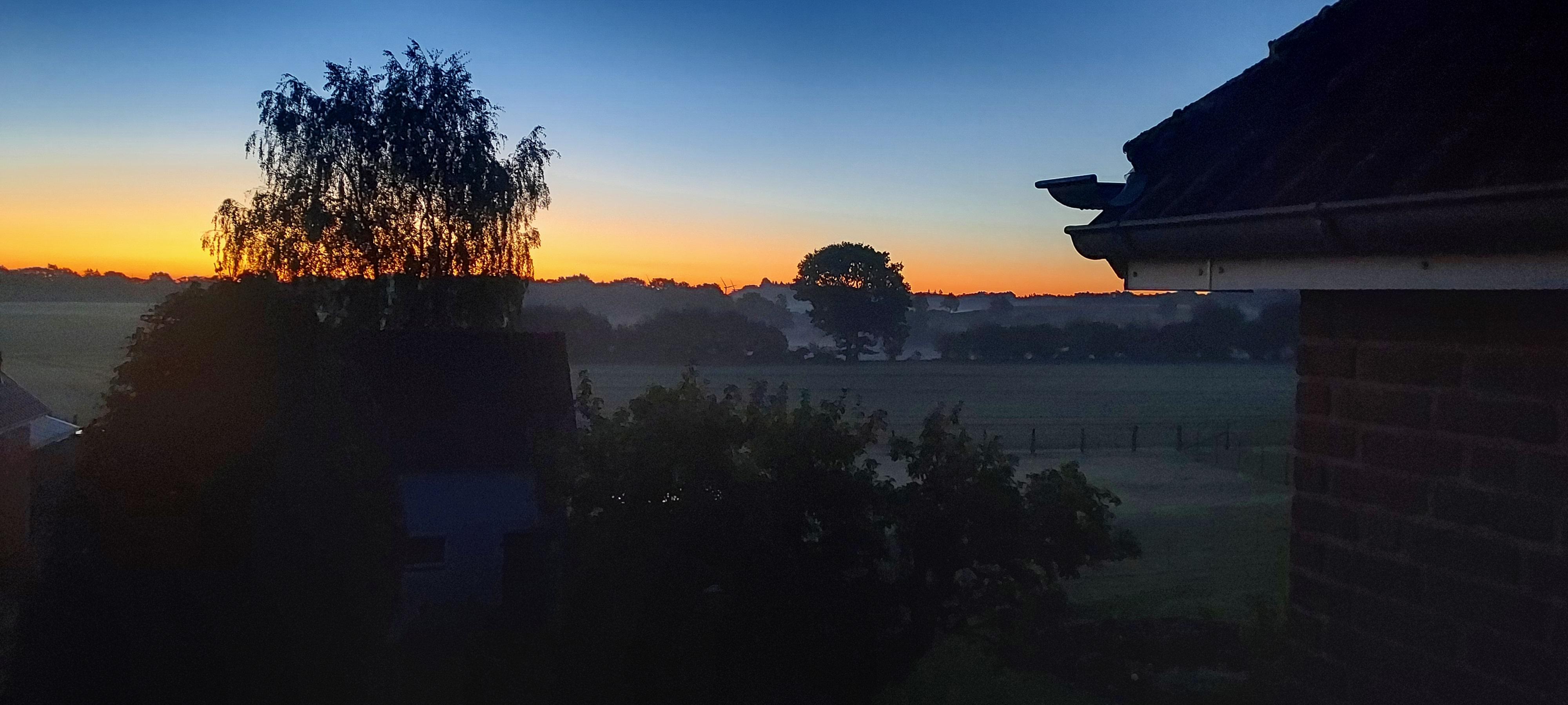 Sonnenaufgang vom Schlafzimmerfenster aus 