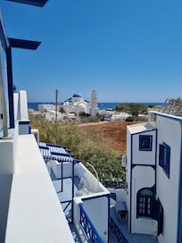 Vue depuis la terrasse (la mer en fond et les murs typiques des logements de l'hôtel en premier plan)
