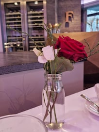 Frische Blumen auf den Tischen
