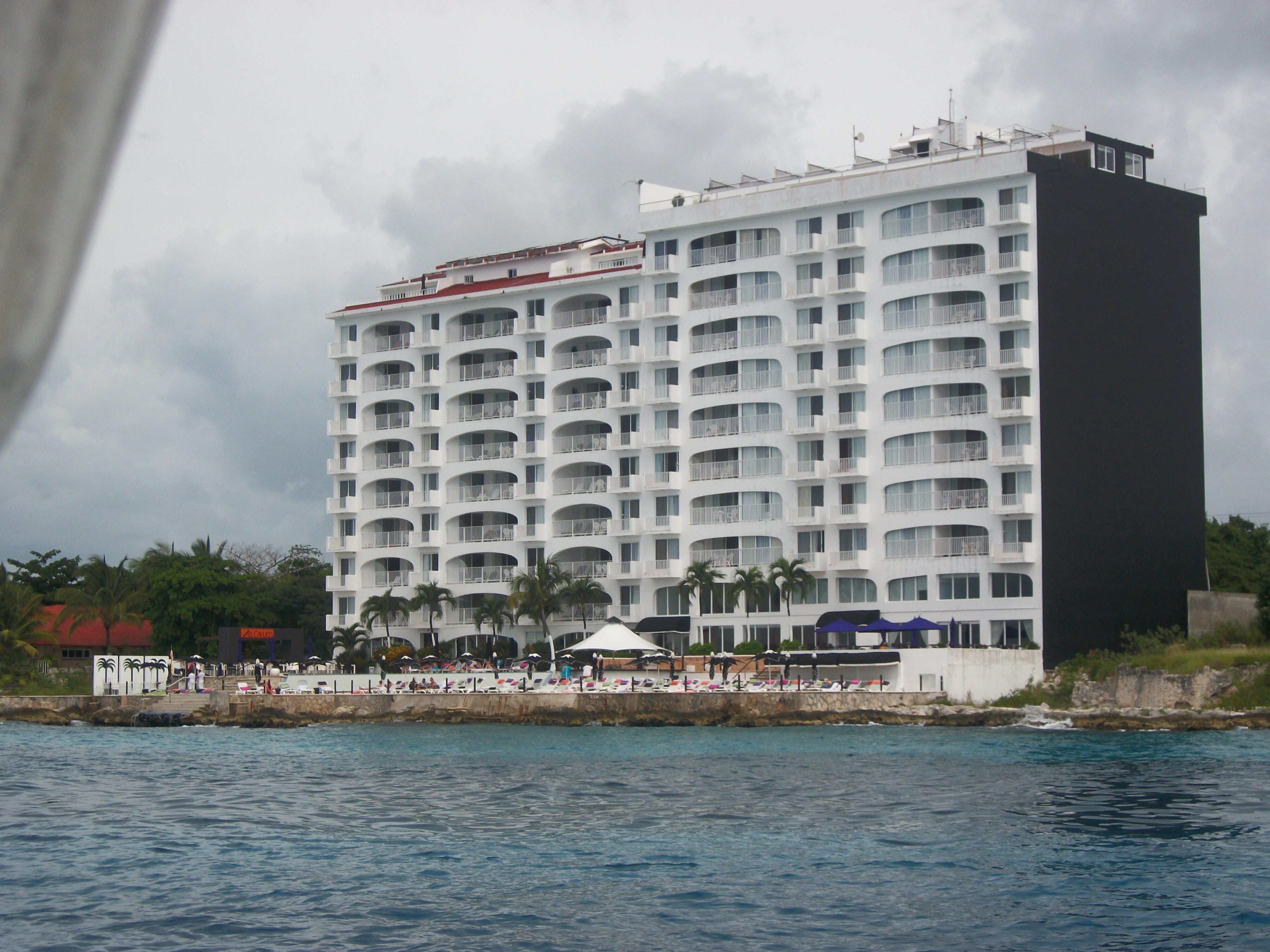 HOTEL COMING IN FROM DIVE BOAT
