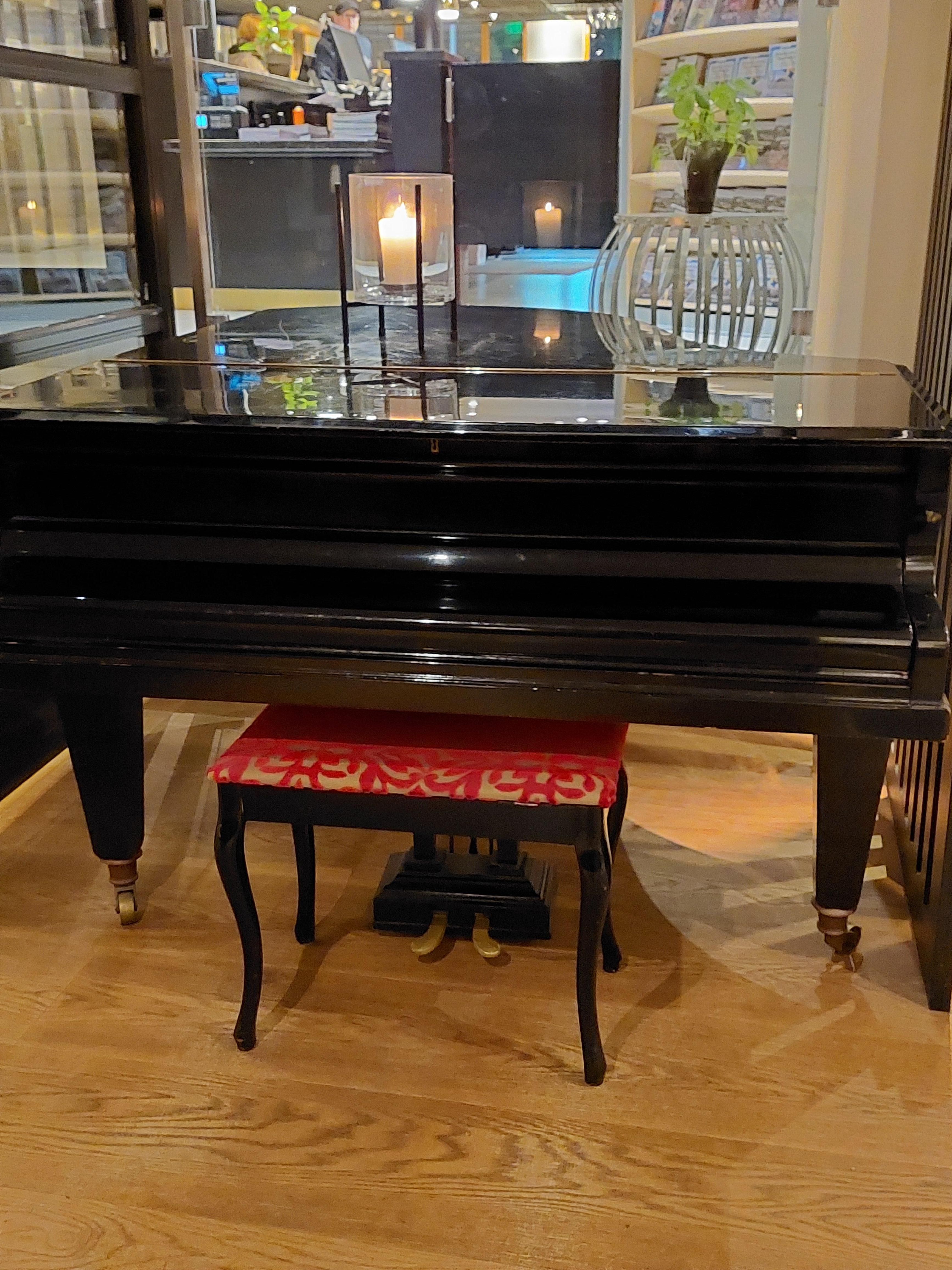 Piano utanför baren