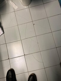 Gamle ødelagte fliser