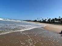Vista da praia que fica defronte ao Butiás