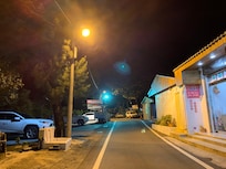 民宿對面馬路就是停車場,上下行李方便